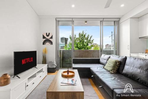 Surry Hills Apartment | Central stylish 1 bedroom with balcony and air-con