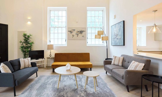 Tadworth Apartment | Central Tadworth Terrace Flat - Split- level 2BDR