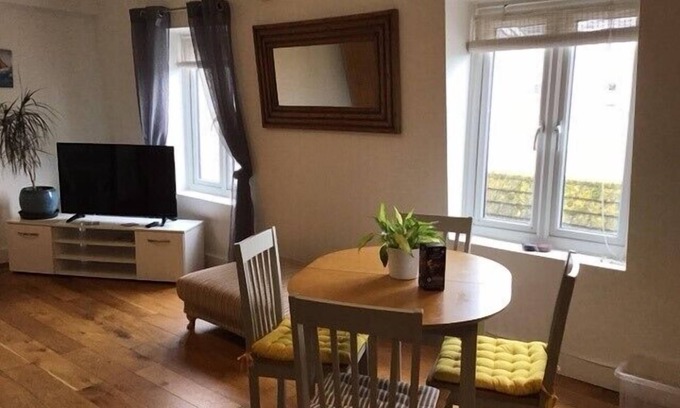 Teignmouth Apartment | Central Teignmouth - sleeps 4 - Pets Allowed