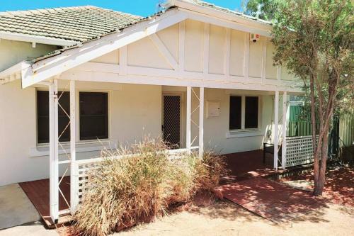 Geraldton Apartment | Central to town - Vintage and cosy entire home