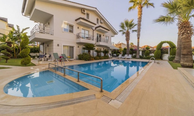 Kemer Villa | Central Villa with Garden and Pool in Kemer
