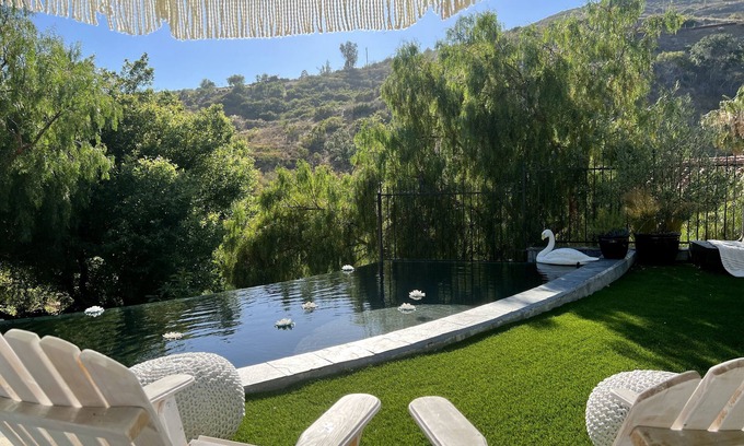 Malibu House | Central Vineyard Heated Pool Hot Tub BBQ Gazebos and Swings (Pet+Child Friendly)
