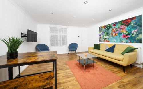 Whitechapel Apartment | Central Whitechapel 2 BR Apartment Private Garden Sleeps 6