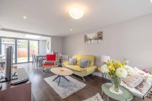 Windsor House | Central Windsor, 5 mins to Legoland, Driveway