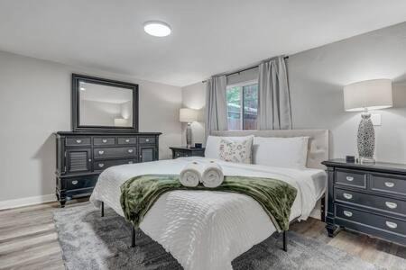 Colorado Springs House | CentralAC*Smart TVs*FirePit*BBQ*King*FullKitchen