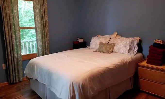 Frankfort House | Centralized for you up north adventure, sleeps up to 8, 2 bathrooms, 3 bedrooms