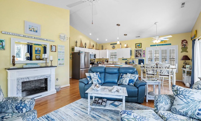 Atlantic Beach Cottage | Centrally located cottage with WiFi, laundry & fenced yard - walk to the beach