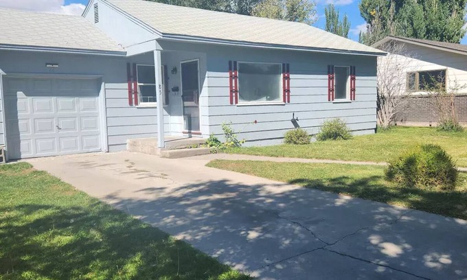 Alamosa House | Centrally located Alamosa house - License No. 1430n