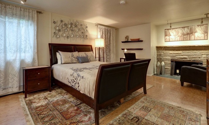 North Star House | Centrally located and newly remodeled retreat