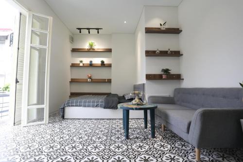 Hang Bai Apartment | Centrally Located - Balcony Homestay