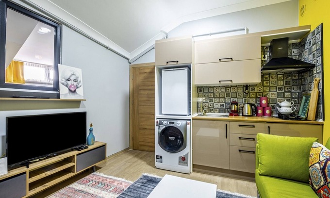 Uskudar Apartment | Centrally Located Flat with Balcony in Uskudar