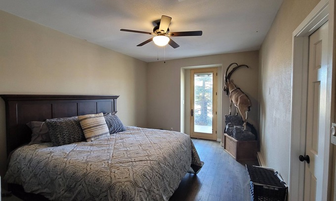 Burns Cottage | Centrally Located Guest House only 25 mins to ski resorts and hot Springs
