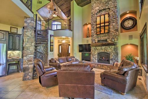Pinetop House | Centrally Located Lavish Pinetop Paradise!