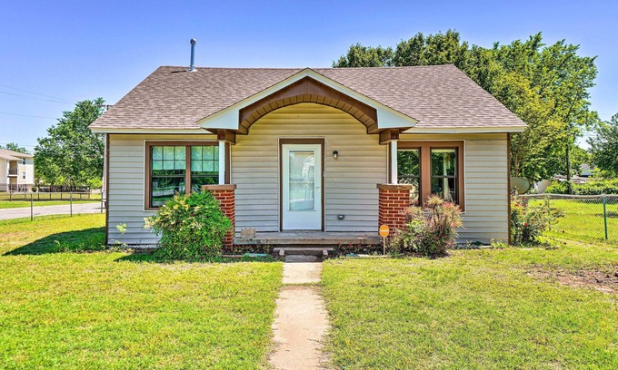 Lawton House | Centrally Located Lawton Home: Dogs Welcome!