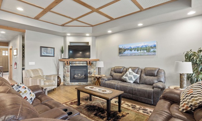 Red Lodge House | Centrally Located Luxury Home right on Rock Creek perfect for Large Groups