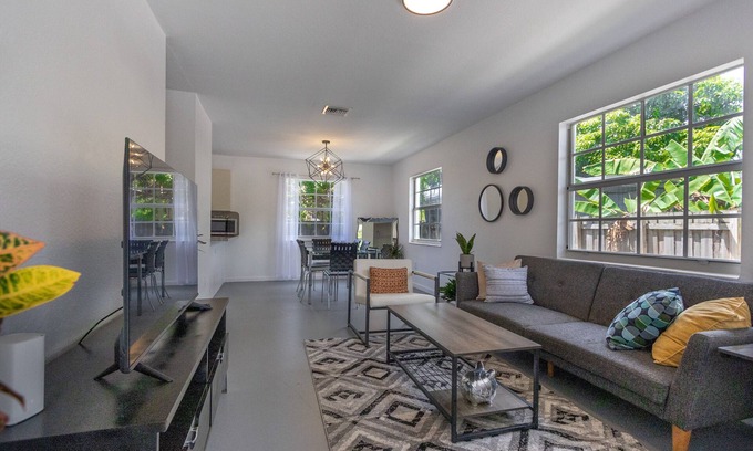 Miami Shores House | Centrally Located Modern Home