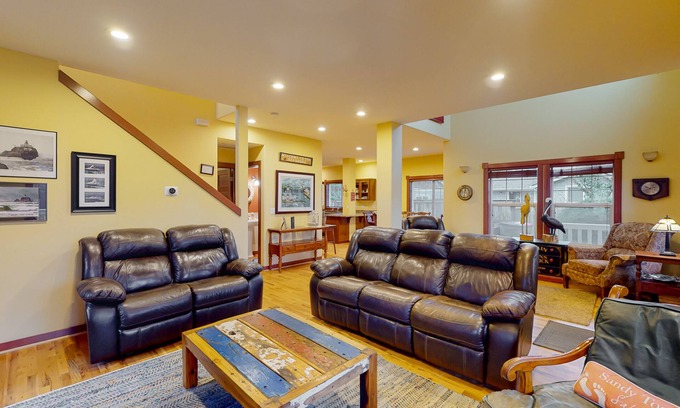 Seaside House | Centrally located retreat close to the beach with a fireplace & inviting yard