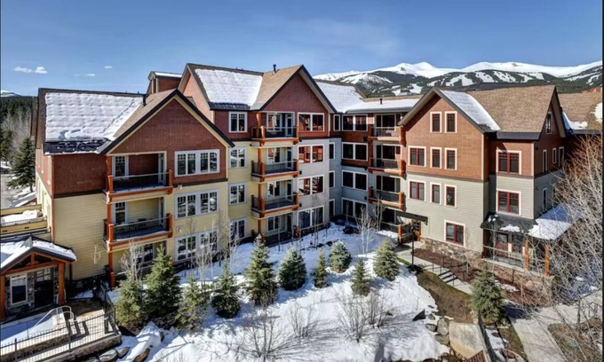 Breckenridge Condo | Centrally located ski chalet with shared hot tub and pool - right in downtown