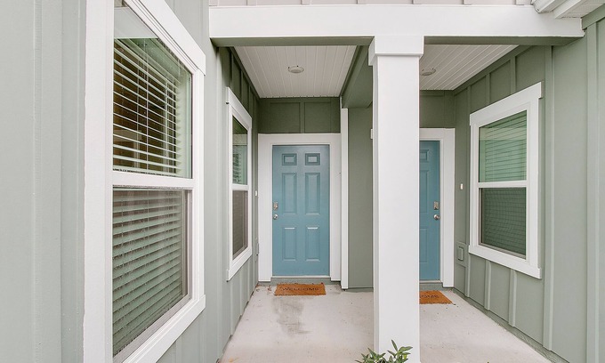 Baymeadows House | Centrally Located 2 Bedroom Townhome!