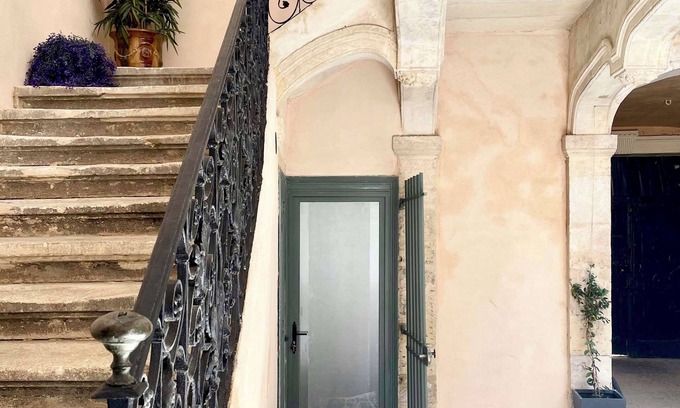 Nimes City Centre Apartment | CENTRE HIST, Studio Prestigieux Hotel Particulier Villard