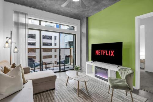 Evans Churchill Apartment | Centric 2BR In HEART of DTPHX Free Garage Parking