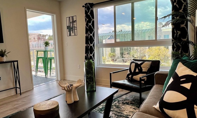 Los Angeles Apartment | Century City Fancy West Hollywood 2br w/Parking