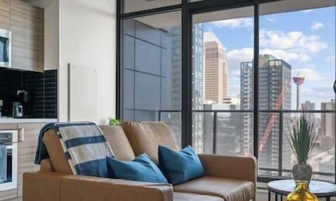 Connaught Condo | Cgy Tower Views | Mins to Saddledome | Gym | Pool