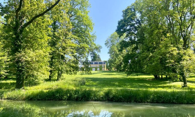 Coulommes-la-Montagne Bed & Breakfast | Château de Belleaucourt