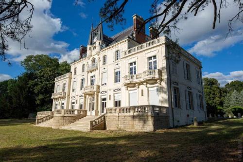 Varennes-Vauzelles Hotel | Château de la Rocherie