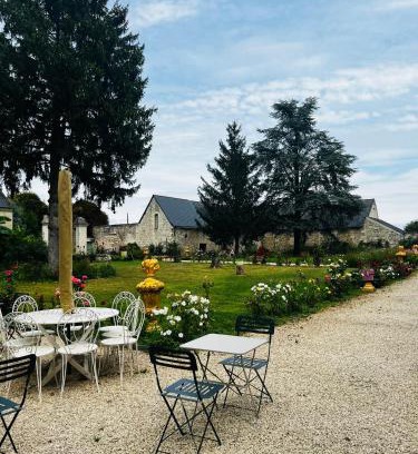 Allonnes Bed & Breakfast | Château de la Thibaudière Bois Savary - Chambre familiale du Roi