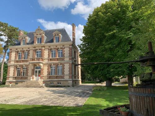 Ligny-le-Chatel Bed & Breakfast | Château de Ligny
