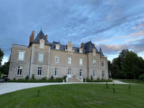 Saint-Fulgent Apartment | Château de St-fulgent, gîte La Tour
