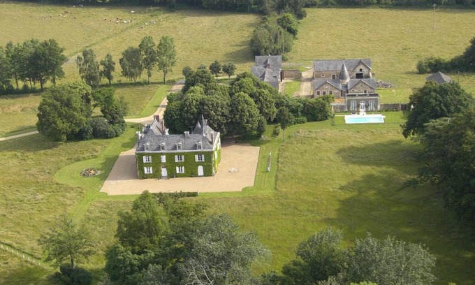 Daon Bed & Breakfast | Château des Lutz