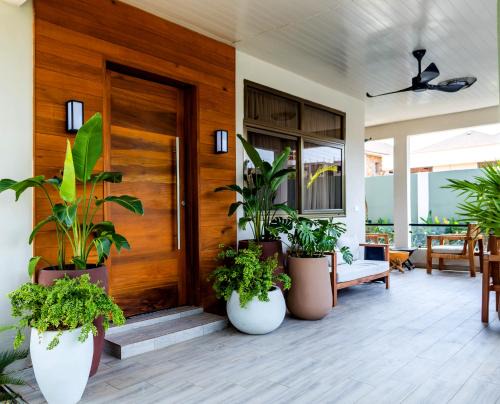 Teshie Hotel | Château NaNa Willine