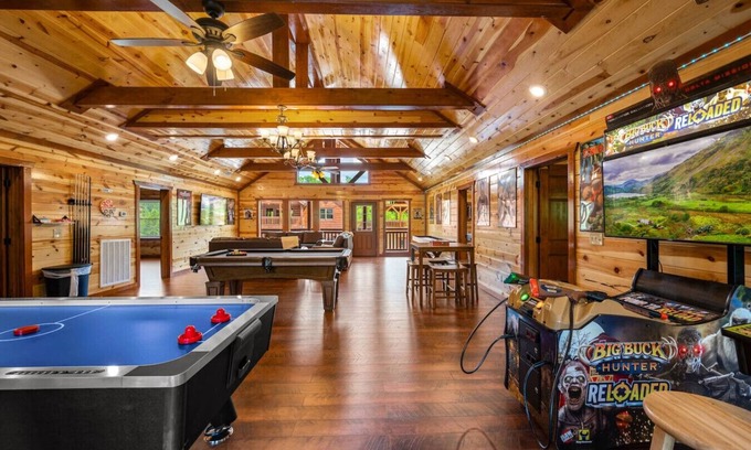 Caton Cabin | Cha Cha’s Castle - 8BR Sleeps 32 w/Pool & Jacuzzi