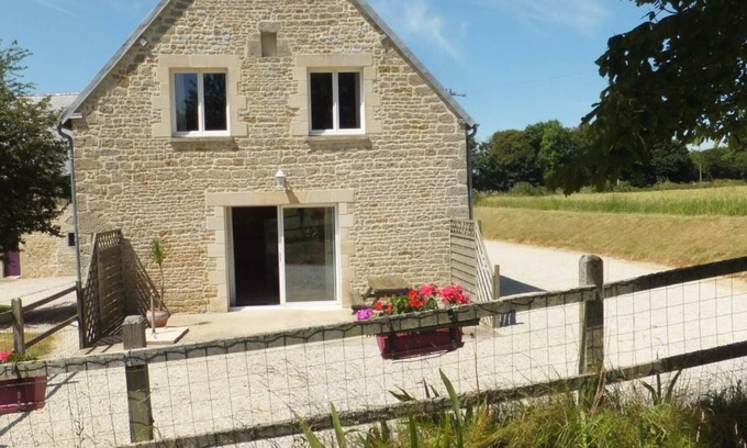 Saint-Germain-de-Varreville Cottage | Charming Country House Near Beaches, Sleeps 6, Pet-Friendly, Wi-Fi, BBQ, Parking