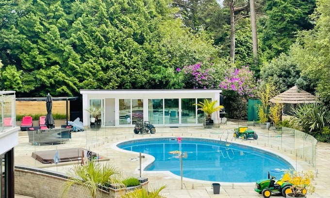 Canford Cliffs Cottage | Chadham Pines Lodge & Cottage - Pool & Sauna