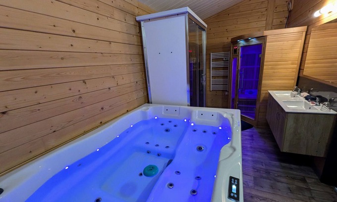 Fougerolles-Saint-Valbert Cottage | Chalet Jonquille with Spa in Southern Vosges