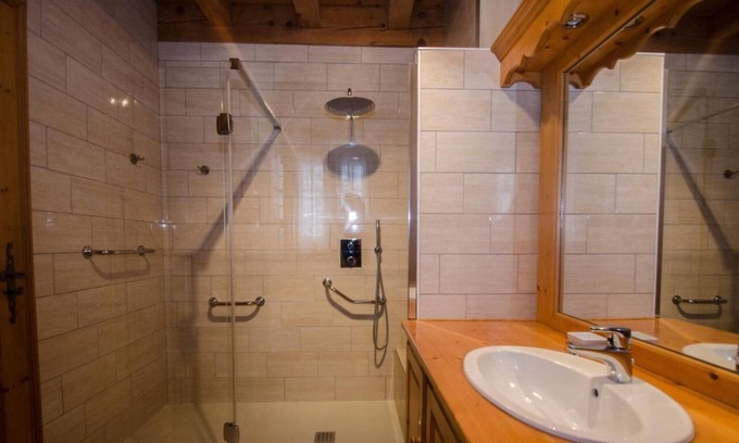 Les Tines Ski Chalet | Chalet, 2nd floor, terrace, balcony, fireplace or stove, parking, tv, 210m², Chamonix