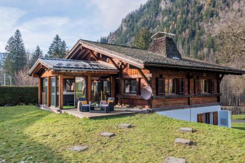 Les Bossons Ski Chalet | Chalet Altura- 5 Bedrooms - Jacuzzi and Sauna - By Cozee Rentals