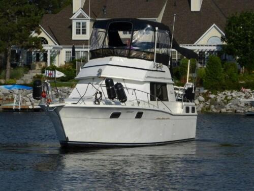 Ville-Marie Boat Rental | Chalet Boat in the heart of Montreal