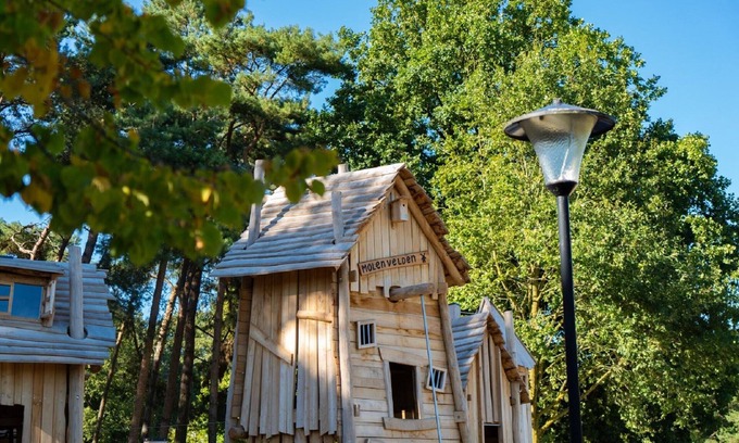 Knegsel Ski Chalet | Chalet by Park Pond in the Netherlands