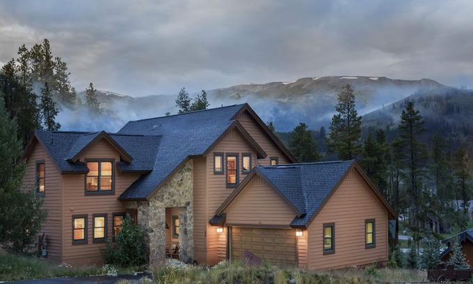 Breckenridge House | Chalet Carmen in Breckenridge - Stunning Views with Outdoor Firepit & Grill, Perfect For BBQ