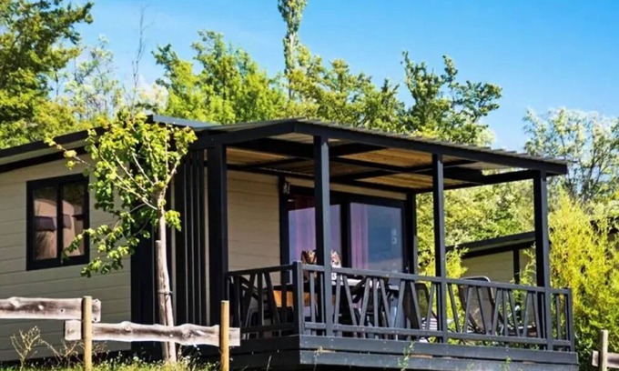 Rosans Ski Chalet | Chalet Comfort "Noumea" + CLIM 25m2 (Modell 1) - 2 Schlafzimmer + 12m2 überdachte Terrasse + TV 5 Personen