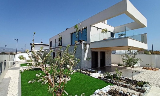Cullar Vega Villa | Chalet con piscina y jardín, no fumadores ni fiestas