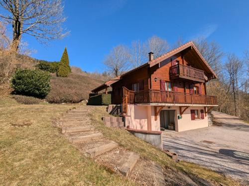 Le Menil House | Chalet confortable avec 4 chambres, cheminée, grand terrain, proche pistes et lac - FR-1-589-107
