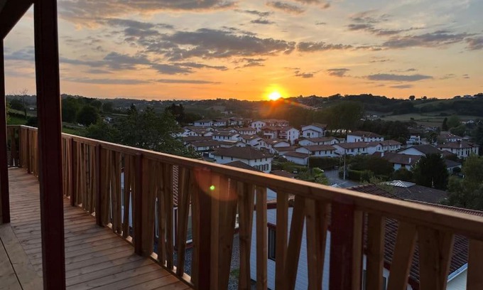 Hasparren Ski Chalet | Chalet Eguzkitsua 3 étoiles avec piscine et barbecue - pays basque -
