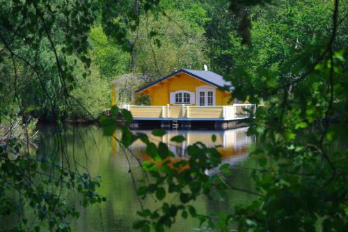 Mios Boat Rental | Chalet flottant sur lac et spa