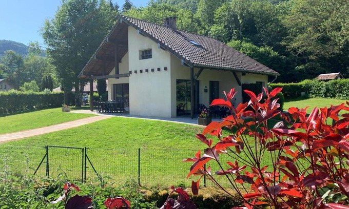 Nans-sous-Sainte-Anne House | Chalet gite l'Arcange 3 chambres au calme Franche Comte bord de riviere peche sur place