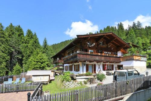 Fuegenberg Apartment | Chalet in Hochfügen near Ski Slopes